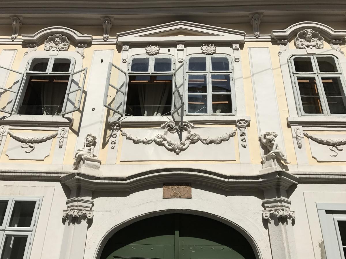 Boutique Hostel Zum Goldenen Kegel Виена Екстериор снимка