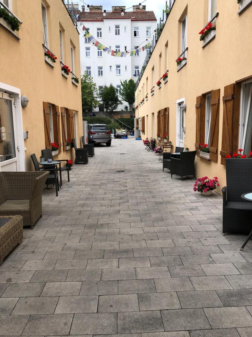 Boutique Hostel Zum Goldenen Kegel Виена Екстериор снимка