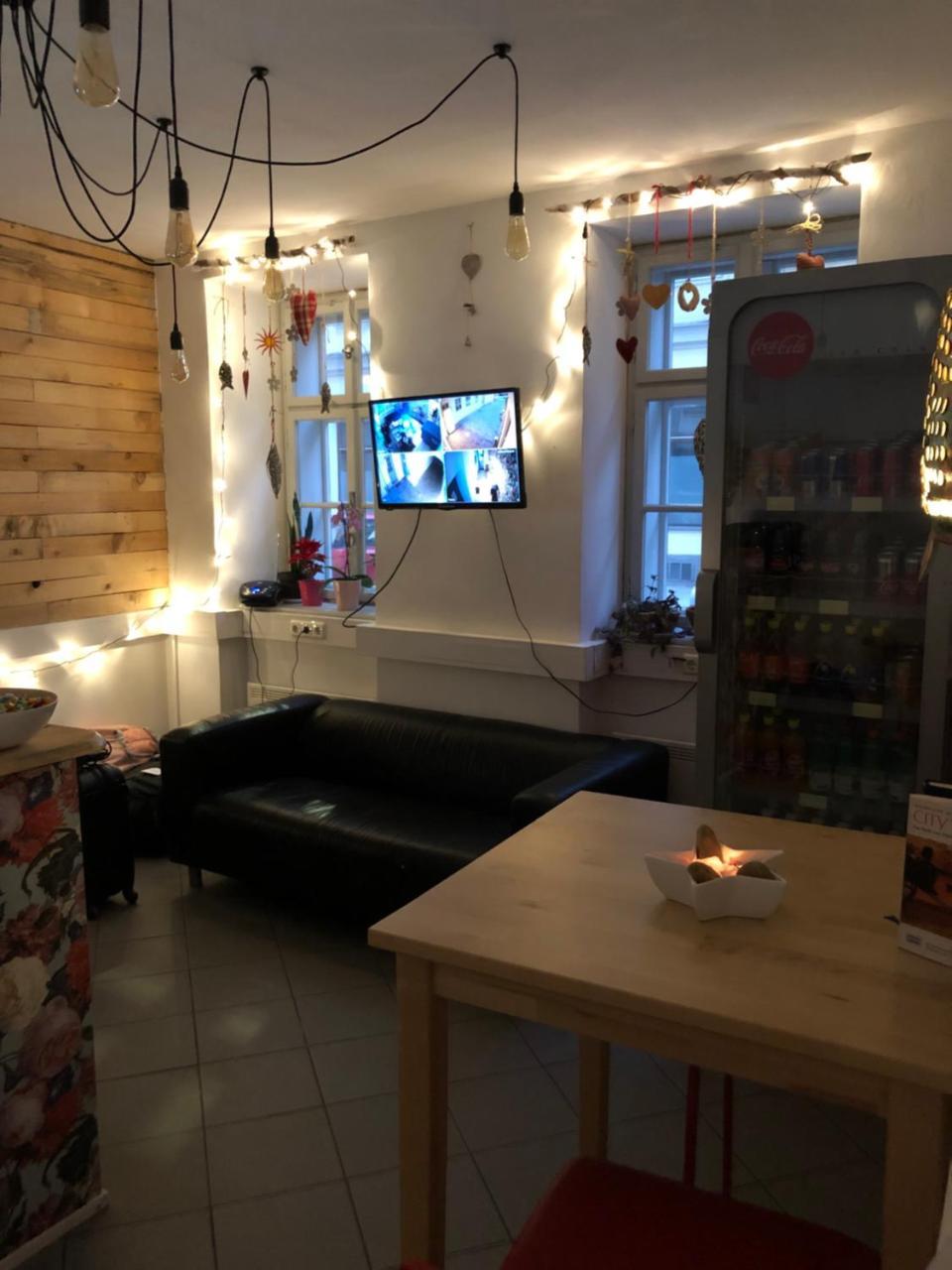 Boutique Hostel Zum Goldenen Kegel Виена Екстериор снимка